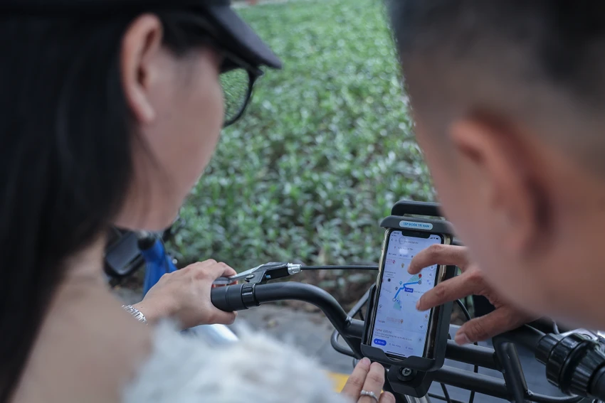 Trên chiếc xe đạp có hệ thống GPS, khung chống gỉ, phanh đĩa đảm bảo an toàn cho người sử dụng. Trên chiếc xe đạp có hệ thống GPS, khung chống gỉ, phanh đĩa đảm bảo an toàn cho người sử dụng.