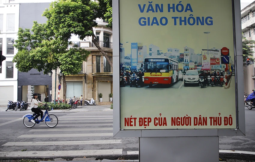 Chị Hạnh (quận Hoàn Kiếm, Hà Nội) chia sẻ sau khi trải nghiệm thử chị cảm thấy dịch vụ này khá hay và cần được nhân rộng vì nó giúp trải nghiệm rõ hơn về thủ đô. Xe đạp công cộng hướng tới góp phần bảo vệ môi trường xanh - cuộc sống khỏe. Chị Hạnh (quận Hoàn Kiếm, Hà Nội) chia sẻ sau khi trải nghiệm thử chị cảm thấy dịch vụ này khá hay và cần được nhân rộng vì nó giúp trải nghiệm rõ hơn về thủ đô. Xe đạp công cộng hướng tới góp phần bảo vệ môi trường xanh - cuộc sống khỏe.