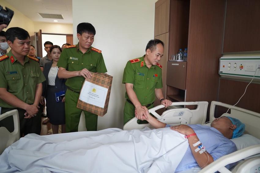 Lãnh đạo Công an TP Hà Nội động viên, thăm hỏi Thiếu tá Nguyễn Anh Tuấn. Ảnh: CA Lãnh đạo Công an TP Hà Nội động viên, thăm hỏi Thiếu tá Nguyễn Anh Tuấn. Ảnh: CA