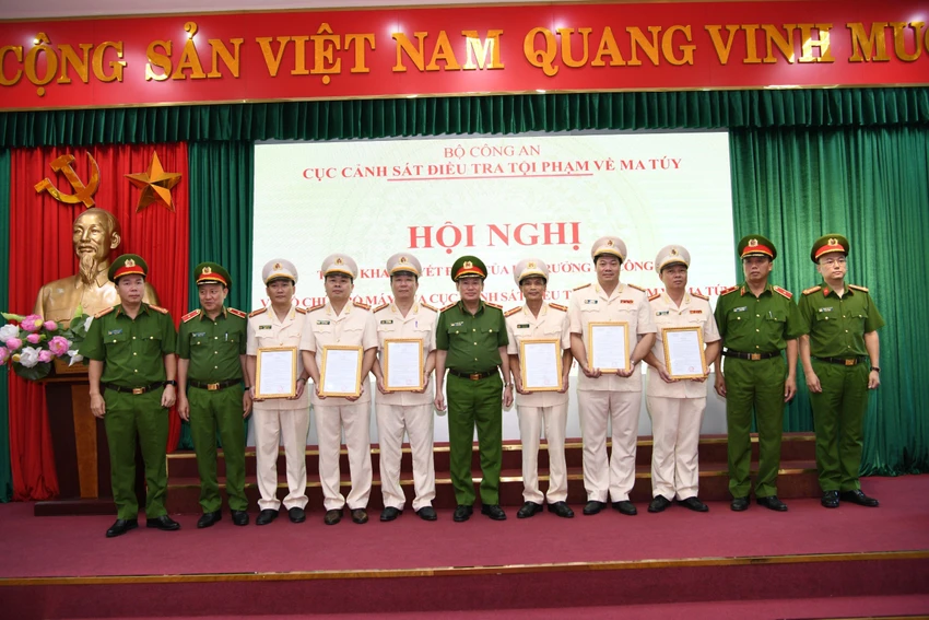 Lãnh đạo Cục Cảnh sát điều tra tội phạm về ma tuý chúc mừng các Trưởng phòng được bố trí công tác mới. Ảnh BCA Lãnh đạo Cục Cảnh sát điều tra tội phạm về ma tuý chúc mừng các Trưởng phòng được bố trí công tác mới. Ảnh BCA