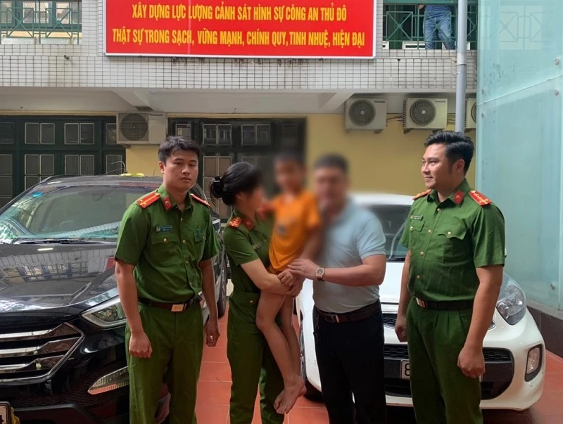 Bé trai được công an giải cứu, an toàn về với gia đình. Ảnh: CA Bé trai được công an giải cứu, an toàn về với gia đình. Ảnh: CA