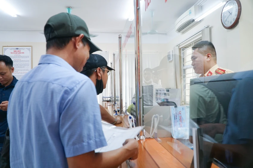 Người dân tới cơ sở đăng ký xe số 2, Đội đăng ký quản lý phương tiện, Phòng CSGT Công an Hà Nội hôm 15-8. Ảnh PHI HÙNG Người dân tới cơ sở đăng ký xe số 2, Đội đăng ký quản lý phương tiện, Phòng CSGT Công an Hà Nội hôm 15-8. Ảnh PHI HÙNG