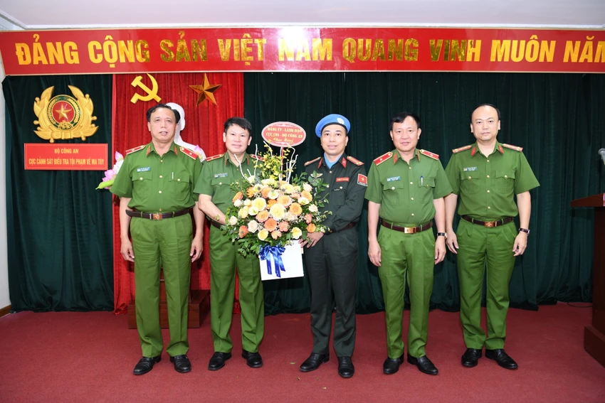 Đảng uỷ và lãnh đạo Cục Cảnh sát điều tra tội phạm về ma tuý tặng hoa chúc mừng Trung tá Bùi Phương Lân. Ảnh BCA Đảng uỷ và lãnh đạo Cục Cảnh sát điều tra tội phạm về ma tuý tặng hoa chúc mừng Trung tá Bùi Phương Lân. Ảnh BCA