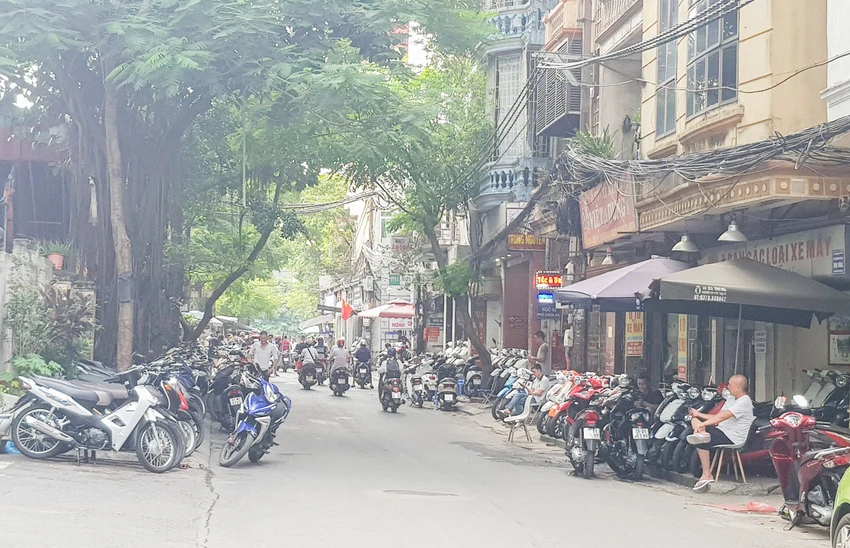Khu chợ mua bán xe trên phố Chùa Hà trở nên vắng vẻ. Ảnh PHI HÙNG Khu chợ mua bán xe trên phố Chùa Hà trở nên vắng vẻ. Ảnh PHI HÙNG
