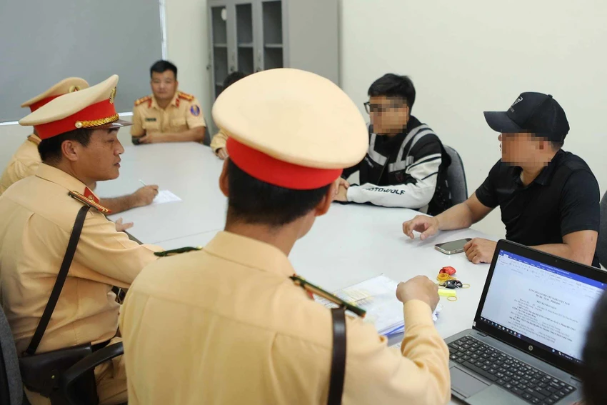 Lực lượng chức năng làm việc với những người liên quan. Ảnh: CA Lực lượng chức năng làm việc với những người liên quan. Ảnh: CA