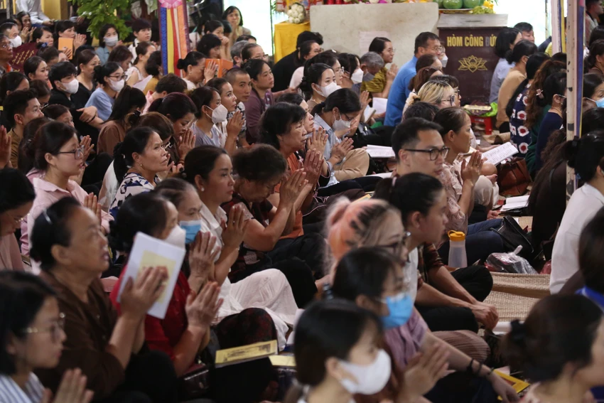 Bên trong khuôn viên chùa, người dân và phật tử rất đông, được hướng dẫn ngồi theo hàng để đảm bảo trật tự tại khu vực làm lễ. Bên trong khuôn viên chùa, người dân và phật tử rất đông, được hướng dẫn ngồi theo hàng để đảm bảo trật tự tại khu vực làm lễ.