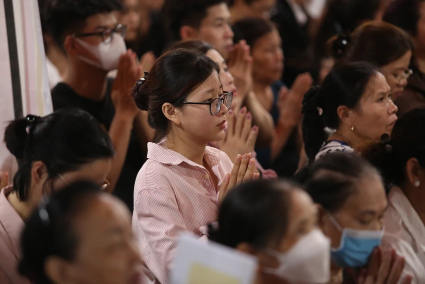 Tất cả đều thành kính, tưởng nhớ đến đấng sinh thành. Tất cả đều thành kính, tưởng nhớ đến đấng sinh thành.