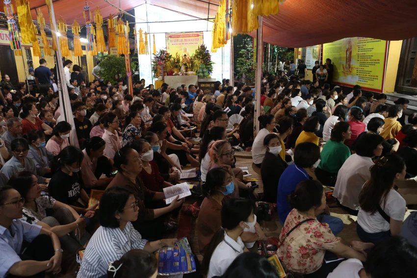 Chùa Phúc Khánh ở Hà Nội vốn nổi tiếng linh thiêng, vào dịp Rằm tháng Giêng và Rằm tháng Bảy âm lịch, chùa Phúc Khánh luôn đông phật tử đến đăng ký làm lễ. Chùa Phúc Khánh ở Hà Nội vốn nổi tiếng linh thiêng, vào dịp Rằm tháng Giêng và Rằm tháng Bảy âm lịch, chùa Phúc Khánh luôn đông phật tử đến đăng ký làm lễ.