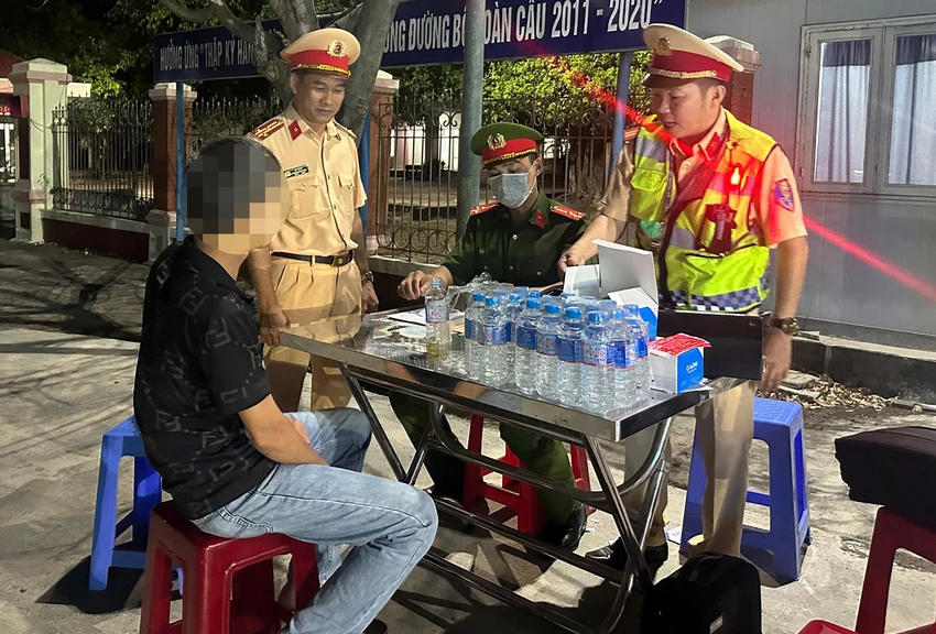CSGT kiểm tra nhanh ma túy với các tài xế bằng nước tiểu. Ảnh Cục CSGT CSGT kiểm tra nhanh ma túy với các tài xế bằng nước tiểu. Ảnh Cục CSGT