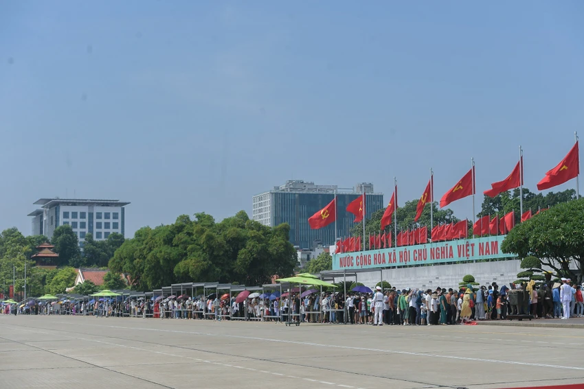 Ai nấy cũng mang trong mình tâm trạng háo hức, mong muốn sớm được vào viếng Bác trong ngày lễ Quốc Khánh. Ai nấy cũng mang trong mình tâm trạng háo hức, mong muốn sớm được vào viếng Bác trong ngày lễ Quốc Khánh.