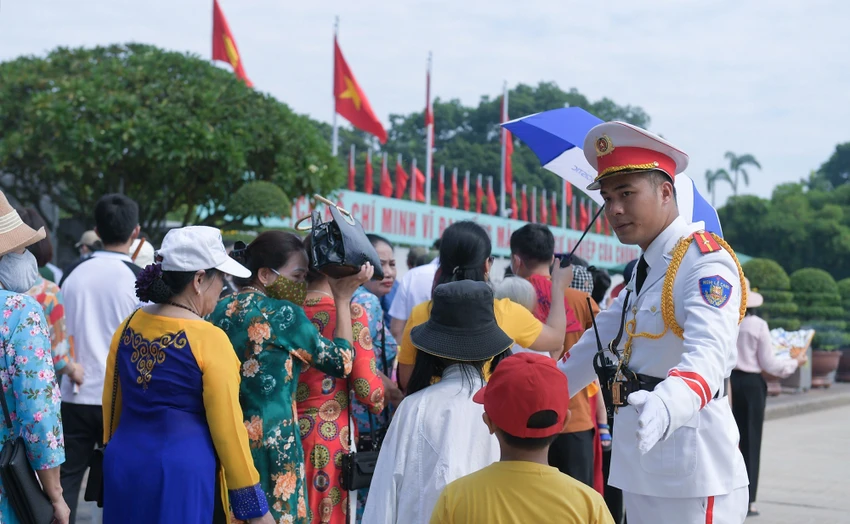 Ban Quản lý Lăng Chủ tịch Hồ Chí Minh đã chủ động phối hợp cùng các đơn vị liên quan thực hiện tốt công tác chuẩn bị, tổ chức đón tiếp, phục vụ chu đáo, an toàn đồng bào, khách quốc tế vào Lăng viếng Bác và tham quan các di tích, công trình văn hóa trong khu vực. Ban Quản lý Lăng Chủ tịch Hồ Chí Minh đã chủ động phối hợp cùng các đơn vị liên quan thực hiện tốt công tác chuẩn bị, tổ chức đón tiếp, phục vụ chu đáo, an toàn đồng bào, khách quốc tế vào Lăng viếng Bác và tham quan các di tích, công trình văn hóa trong khu vực.