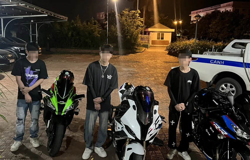 Ba lái xe cùng phương tiện. Ảnh BCA Ba lái xe cùng phương tiện. Ảnh BCA