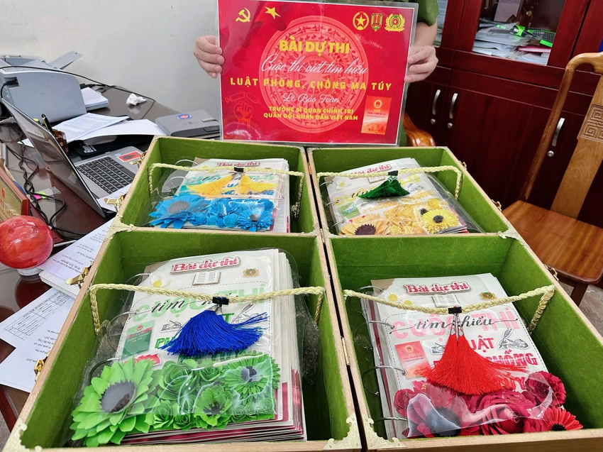Bài dự thi đầu tư công phu gồm 4 tập, viết tay của một cá nhân. Ảnh BCA Bài dự thi đầu tư công phu gồm 4 tập, viết tay của một cá nhân. Ảnh BCA