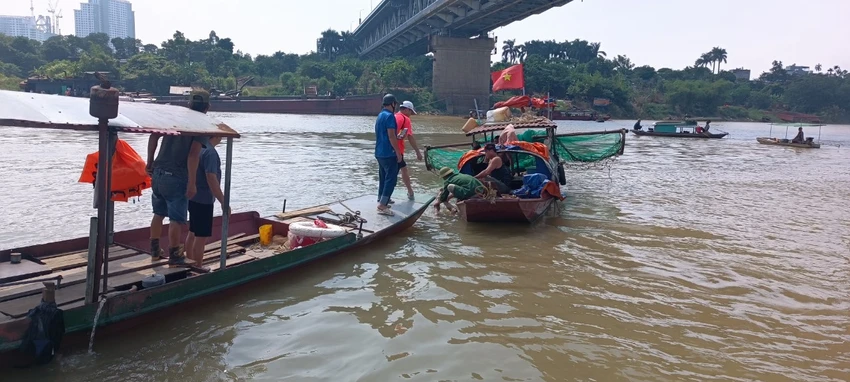 1 người chết khi thuyền đánh cá chìm trên sông Hồng