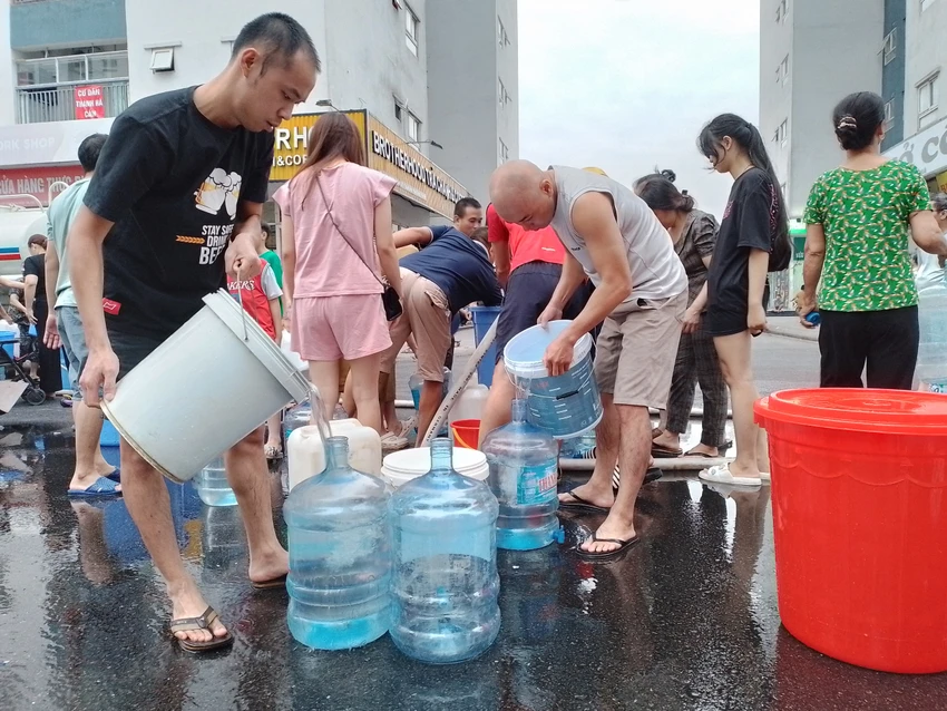 KĐT Thanh Hà vẫn phải chen chúc lấy nước sạch