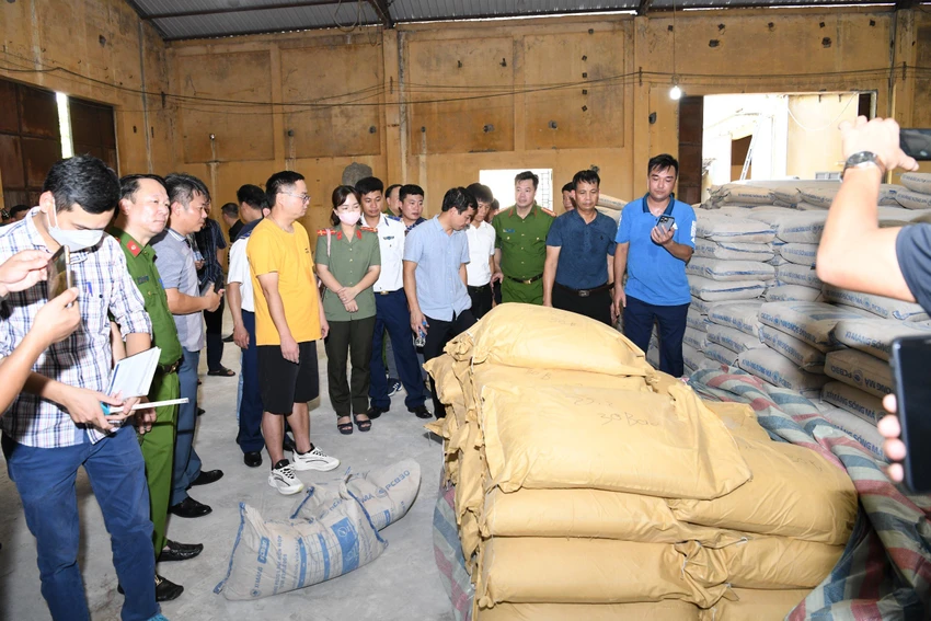 Mua-100-tan-xi-mang-lam-binh-phong-cho-lo-ma-tuy-tri-gia-hang-chuc-trieu-usd.jpg