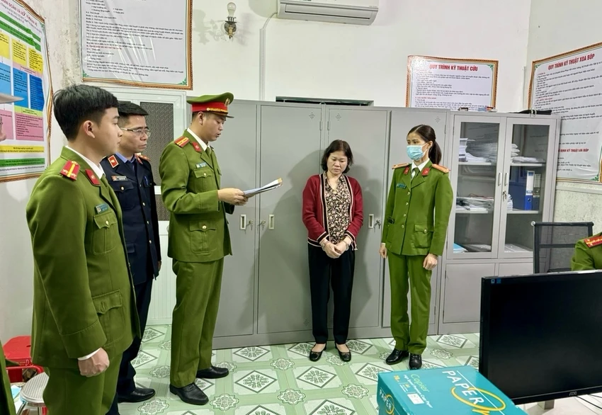 Giám đốc Công ty TNHH Y tế Đức Giang - Hà Nội đã chỉ đạo nhân viên lập khống các hồ sơ khám chữa bệnh bảo hiểm y tế để chiếm đoạt số tiền lớn.