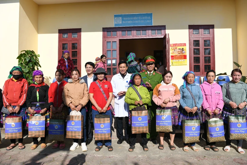 C04 phối hợp khám bệnh, tặng quà cho người dân ở Lào Cai-1