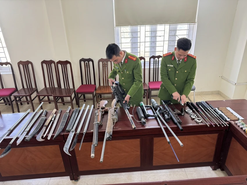 Công an Hà Nội thu hồi hàng nghìn vũ khí, vật liệu nổ và công cụ hỗ trợ chỉ sau 2 tháng