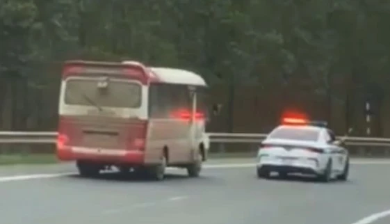 Đâm vào đuôi xe CSGT