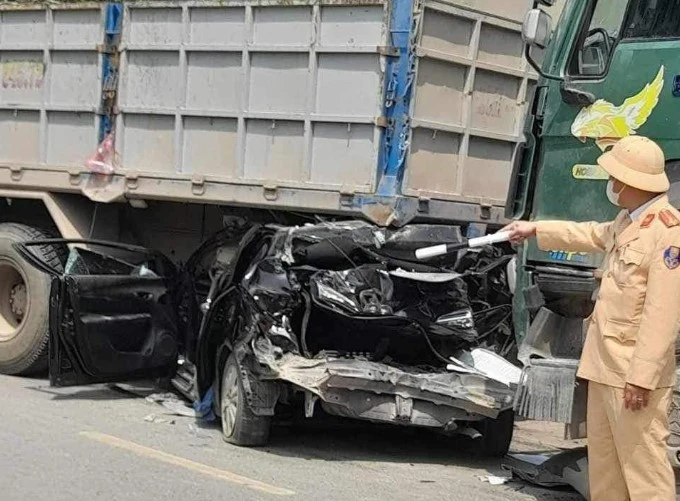 Hình ảnh ô tô con biến dạng hoàn toàn sau tai nạn liên hoàn. Ảnh CTV