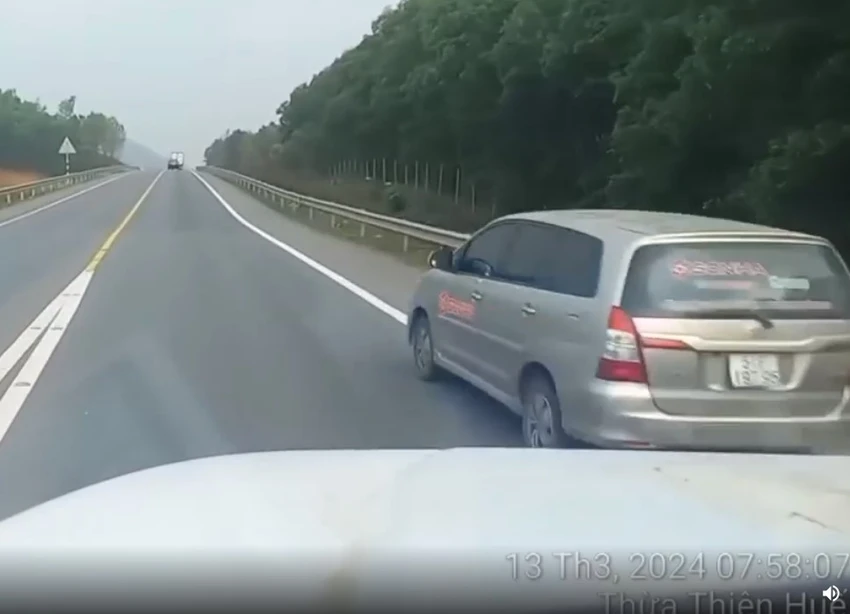 Vượt ẩu trên cao tốc Cam Lộ - La Sơn, một tài xế bị tước bằng lái 2 tháng