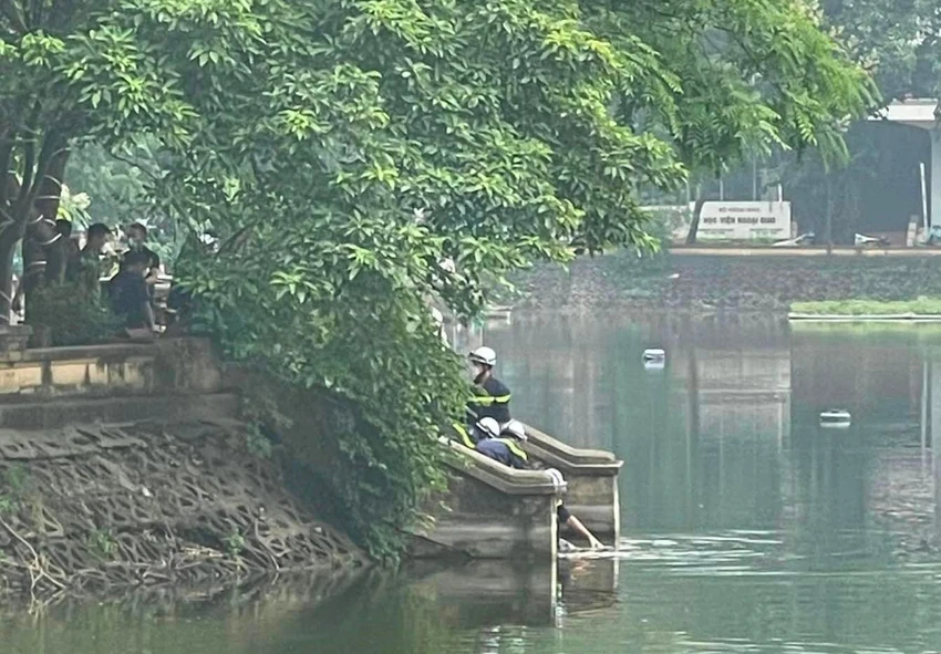 Hình ảnh lực lượng chức năng đưa thi thể nữ giới lên bờ. Ảnh CTV