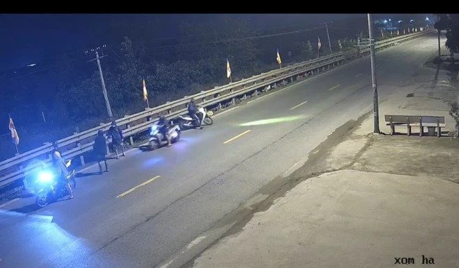 Bắt 4 thanh thiếu niên dọa chém người đi đường để cướp xe máy vào ban đêm
