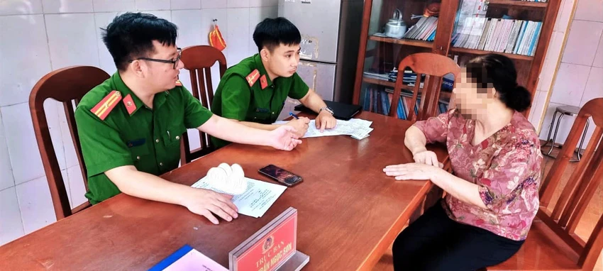 Cán bộ, chiến sĩ Công an huyện Sông Lô đã kịp thời trấn an tinh thần, giải thích tuyên truyền về phương thức, thủ đoạn của tội phạm lừa đảo cho bà L. Ảnh CA