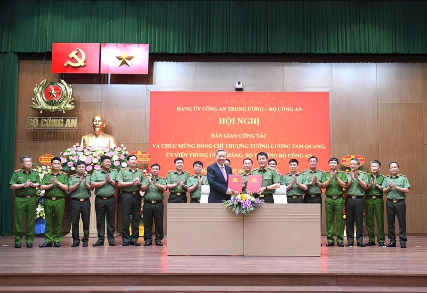 Chủ tịch nước Tô Lâm và Bộ trưởng Bộ Công an Lương Tam Quang ký biên bản bàn giao công tác.Ảnh CA