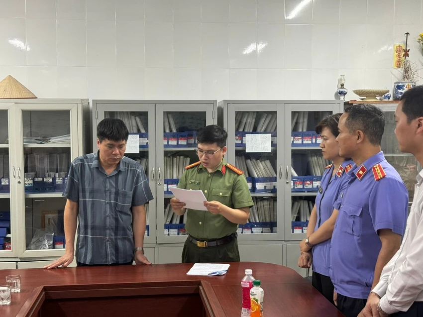 Ông Hà Huy Dũng, Trưởng khoa Điều trị bắt buộc - Bệnh viện Tâm thần Trung ương I bị bắt về tội nhận hối lộ.