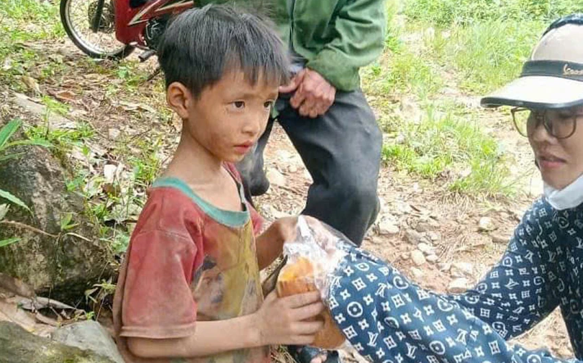 cháu bé đi lạc