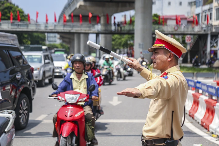 Song song với việc xử lý vi phạm giao thông, CSGT còn tích cực tuyên truyền, hướng dẫn... nhằm nâng cao ý thức của người tham gia giao thông.