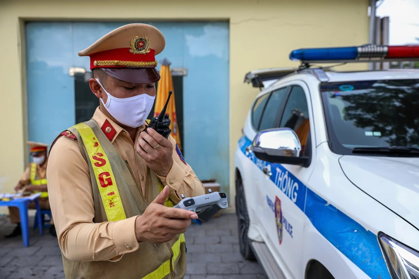 Ở phía ngoài bến xe, để tăng cường hiệu quả phát hiện vi phạm giao thông, CSGT triển khai nhiều thiết bị nghiệp vụ hiện đại, trong đó có flycam để sớm phát hiện các vi phạm trên tuyến Vành đai 3.