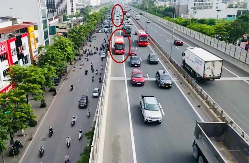 Xe ô tô khách vi phạm giao thông bị CSGT ghi hình bằng flycam trong quá trình di chuyển trên đường Vành đai 3 trên cao.