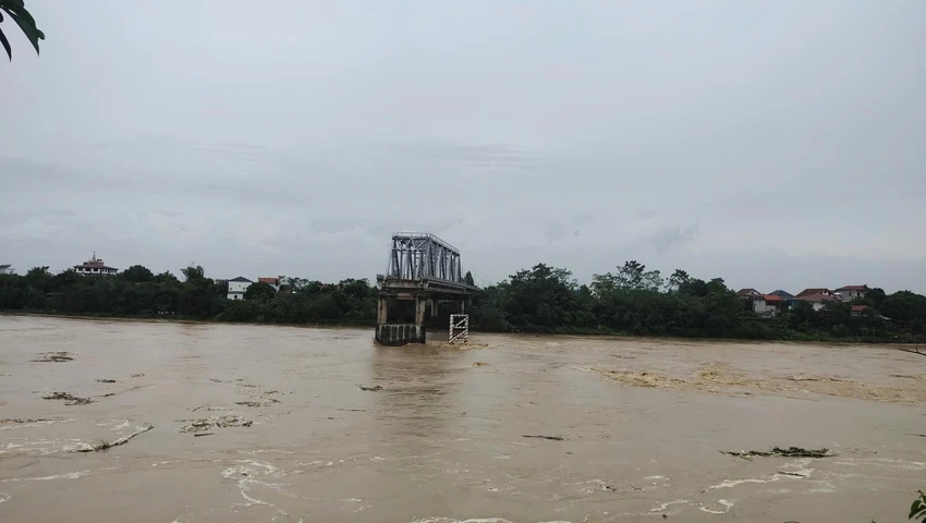 Hiện trường vụ sập cầu Phong Châu. Ảnh CTV