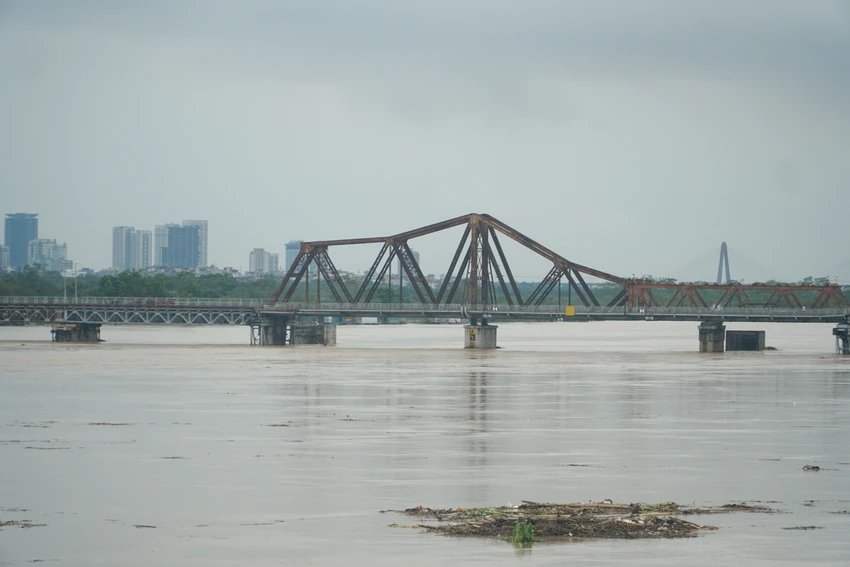 Ghi nhận chiều cùng ngày, mực nước sông Hồng đã lên tới gần sát mặt cầu.