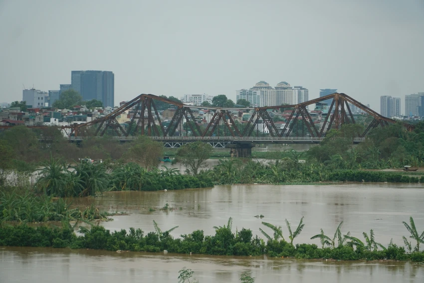 Được biết, cầu Long Biên, TP Hà Nội, bắc qua sông Hồng, được khởi công năm 1899, do người Pháp thiết kế và khánh thành năm 1902. Đây được coi là một biểu tượng của Hà Nội, một chứng tích lịch sử của Thủ đô.