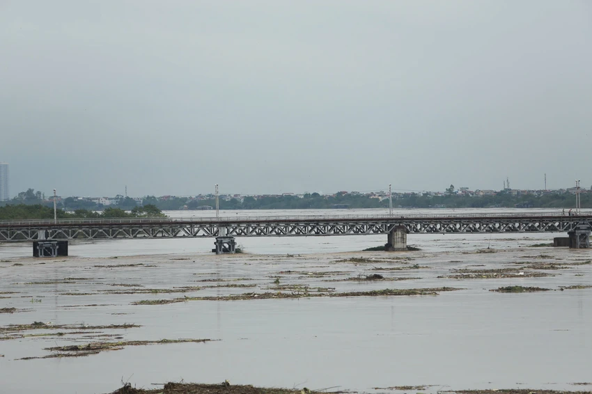 Hiện cầu Long Biên đã già nua theo thời gian, không tránh được tình trạng xuống cấp. Chính vì vậy, khi nước lũ dâng cao sẽ rất nguy hiểm.