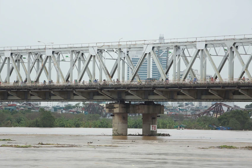 Gần đó là cây cầu Chương Dương, hiện tại các phương tiện vẫn được lưu thông qua đây. Vào sáng cùng ngày, Sở GTVT đã cấm xe khách, xe hợp đồng, xe du lịch trên 9 chỗ… để bảo đảm an toàn.