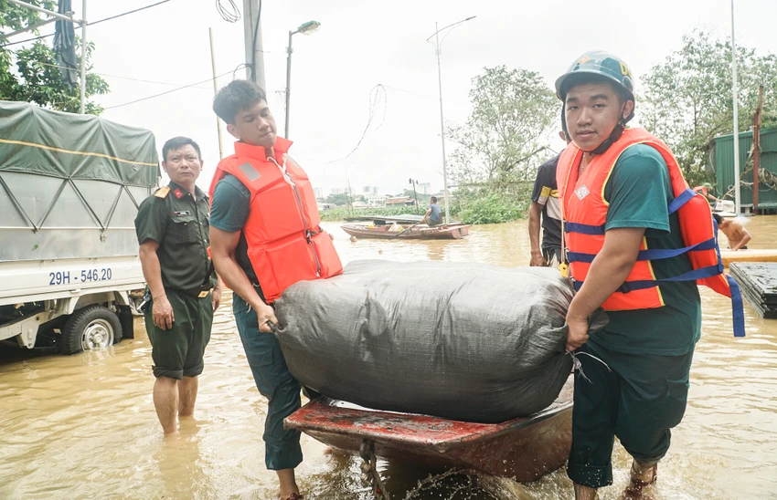 Ở Hà Nội, người dân không gọi chuyện nước lên là lũ, mà là lụt. Trước đây, khi chưa có các hồ thủy điện thì gần như năm nào vùng ngoài đê sông Hồng, dù là nội thành hay ngoại thành, đều có lụt. Từ khi có thủy điện Hòa Bình thì lụt giảm hẳn, mà gần nhất là trận lụt năm 1996. Năm ấy, Hà Nội báo động III, nước lên đến khu vực cửa khẩu, cơ quan chức năng phải đóng cửa khẩu để ngăn nước vào trong, tránh ngập cho khu vực nội thành.