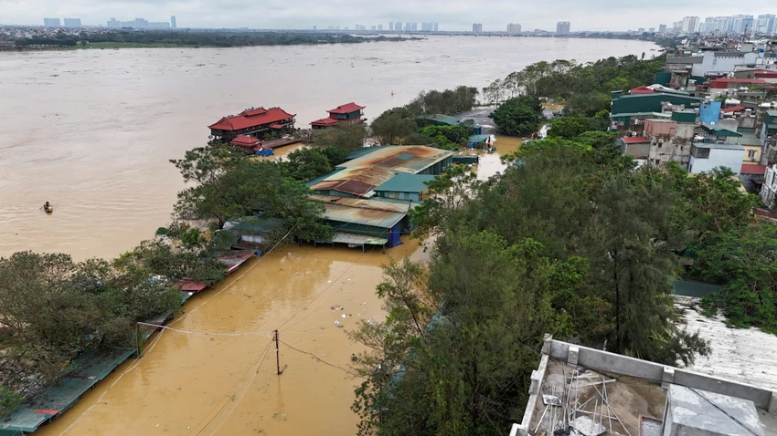 9 giờ sáng nay, 10-9, mực nước sông Hồng tại điểm đo An Cảnh lên 7,23m cao hơn một chút so với mực nước 7,0m của báo động I. Với dự báo, nước còn tiếp tục lên, Ban Chỉ huy PCTT và TKCN Hà Nội đã phát lệnh báo động I.