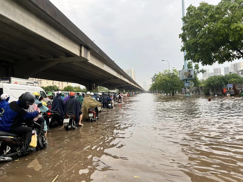 Theo ghi nhận vào sáng nay, ngày 16-9, Hà Nội có mưa lớn khiến cho nhiều tuyến phố bị ngập nặng.