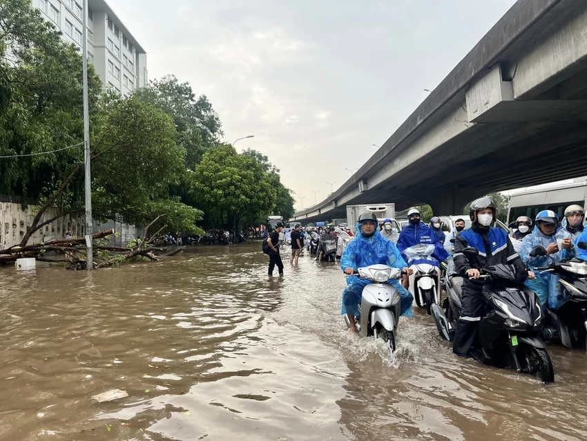 Tại đường Nguyễn Xiển, do nước ngập sâu nên giao thông đi lại kẹt cứng ngày đầu tuần.