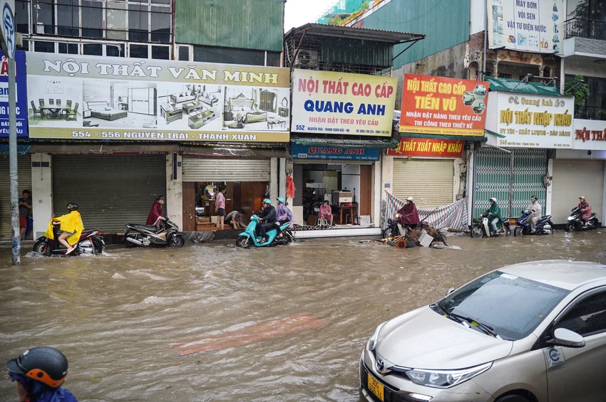 Trước cửa số nhà 554-556 đường Nguyễn Trãi, quận Thanh Xuân, mưa lớn khiến cho nước ngập lênh láng.