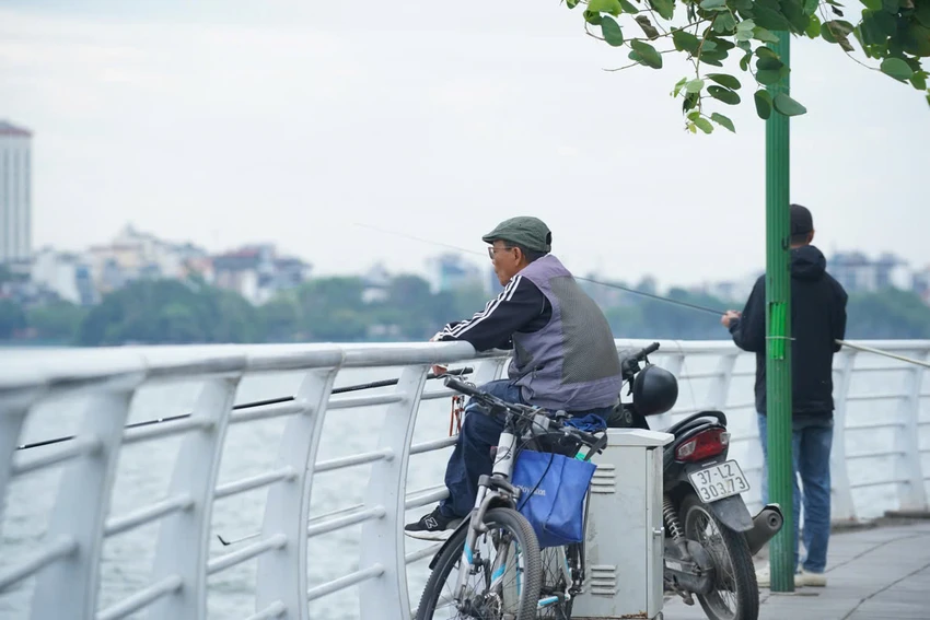Không khí lạnh tràn về cũng là lúc báo hiệu thời khắc giao mùa của đất trời ở miền Bắc nói chung và ở Hà Nội nói riêng.