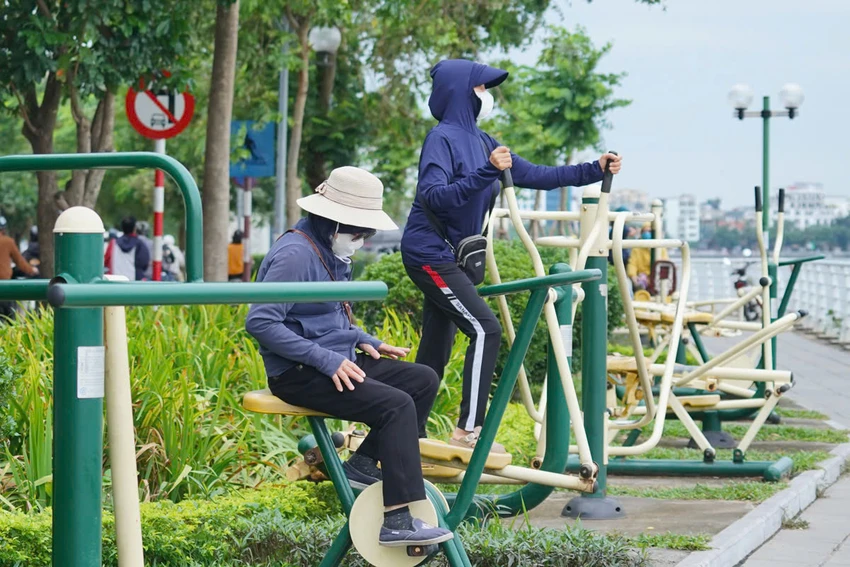 Ở một góc hồ Tây, dù tập thể dục nhưng nhiều người dân vẫn khoác lên mình áo ấm khi không khí lạnh tràn về.
