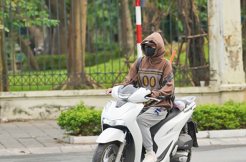Trên khắp các tuyến phố, dễ dàng bắt gặp cảnh người dân di chuyển trong trang phục ấm áp hơn so với ngày thường.
