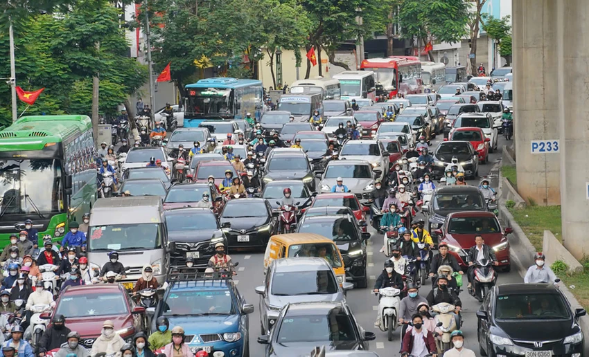 Ghi nhận tại Hà Nội vào sáng nay, ngày 28-10, do không khí lạnh tràn về, nhiều người dân Hà Nội phải khoác áo ấm khi ra đường.