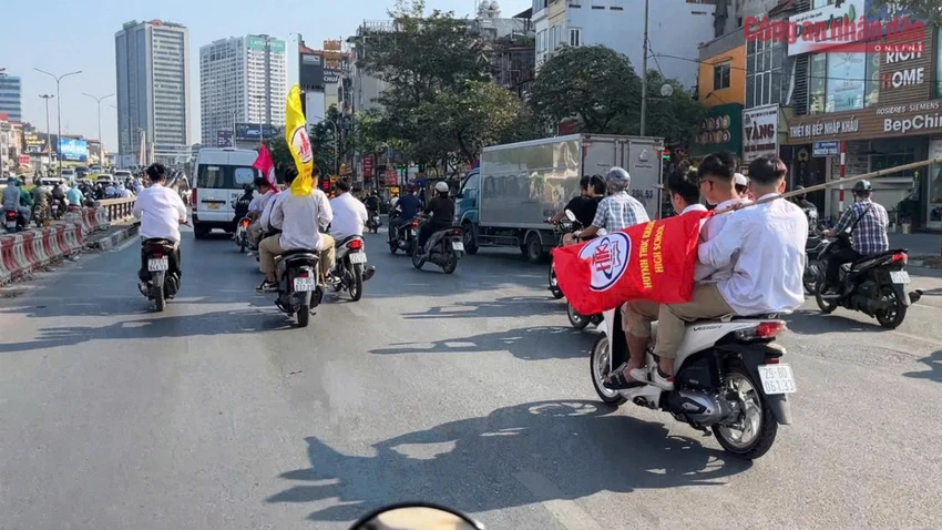 Nhóm thanh thiếu niên đầu trần đi xe máy trên đường. Ảnh CTV